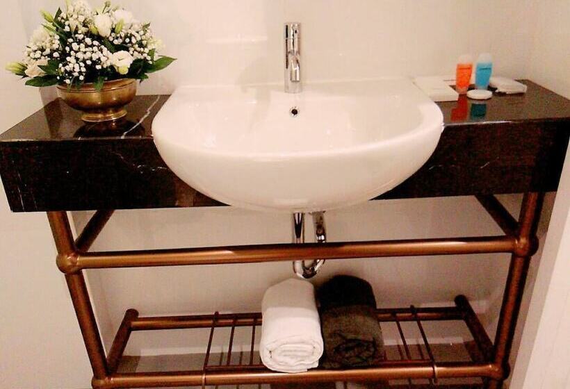 בית מלון כפרי Brava Suites By Zia  Surabaya