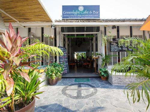 هتل Greenlight Fisherman S Village Resort & Café