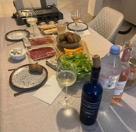 تختخواب و صبحانه La Romarine