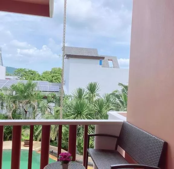 Hotelli Poo Villa Rawai
