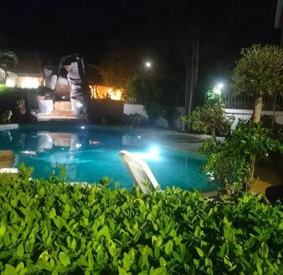 Hotelli Poo Villa Rawai