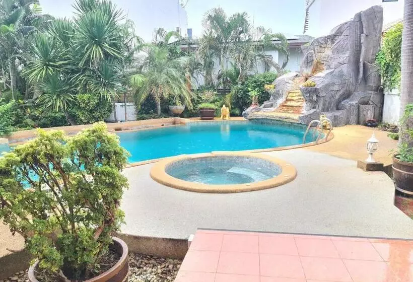 Hotelli Poo Villa Rawai