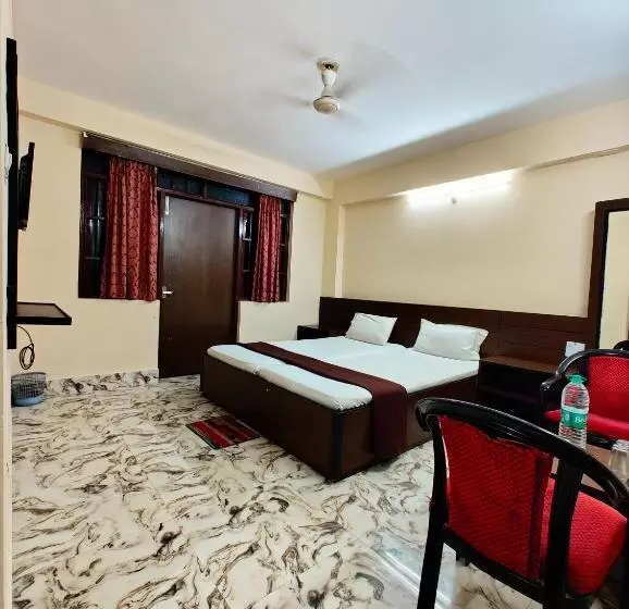هتل Arya Palace Puri
