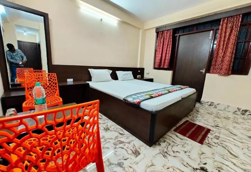 هتل Arya Palace Puri
