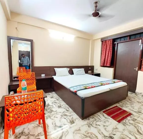 هتل Arya Palace Puri