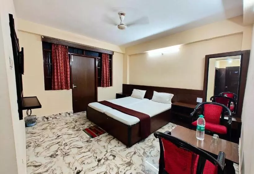 هتل Arya Palace Puri