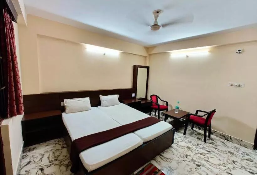 هتل Arya Palace Puri