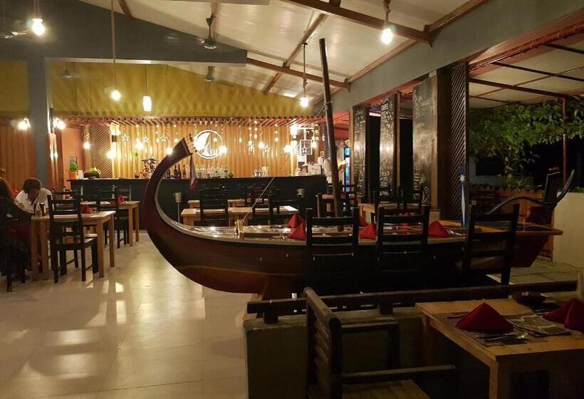 هتل Dhigurah Tourist