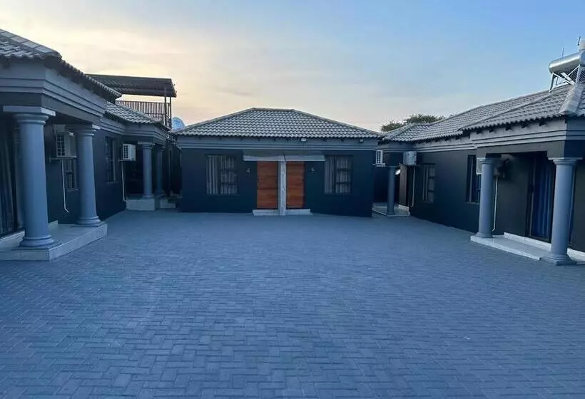 ペンション Nyakhosi Guest House