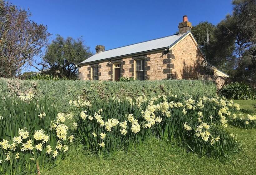 مبيت وإفطار Cherry Plum Cottages