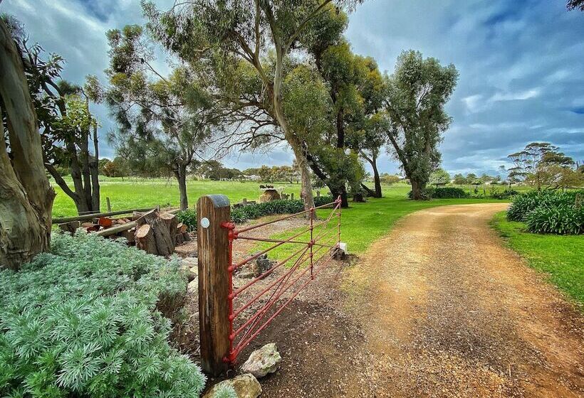مبيت وإفطار Cherry Plum Cottages