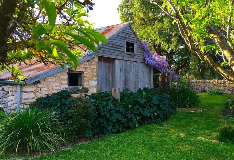 مبيت وإفطار Cherry Plum Cottages