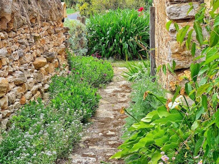مبيت وإفطار Cherry Plum Cottages