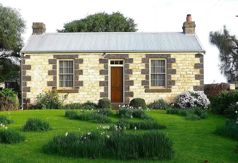 ベッドアンドブレックファースト Cherry Plum Cottages
