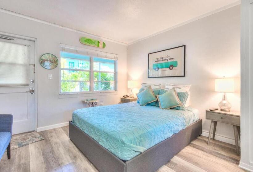 Tropic Terrace Suite #15   Beachfront Resort