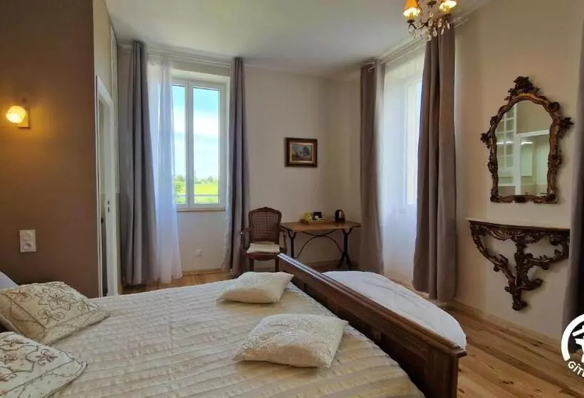 Aamiaismajoitus (B&B) Aux Roses De Cèdres