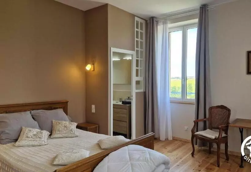 Aamiaismajoitus (B&B) Aux Roses De Cèdres