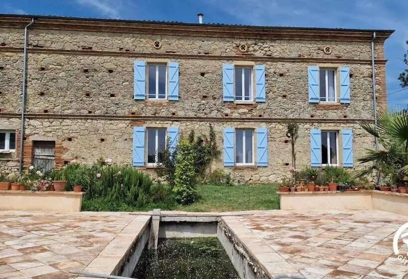 Aamiaismajoitus (B&B) Aux Roses De Cèdres