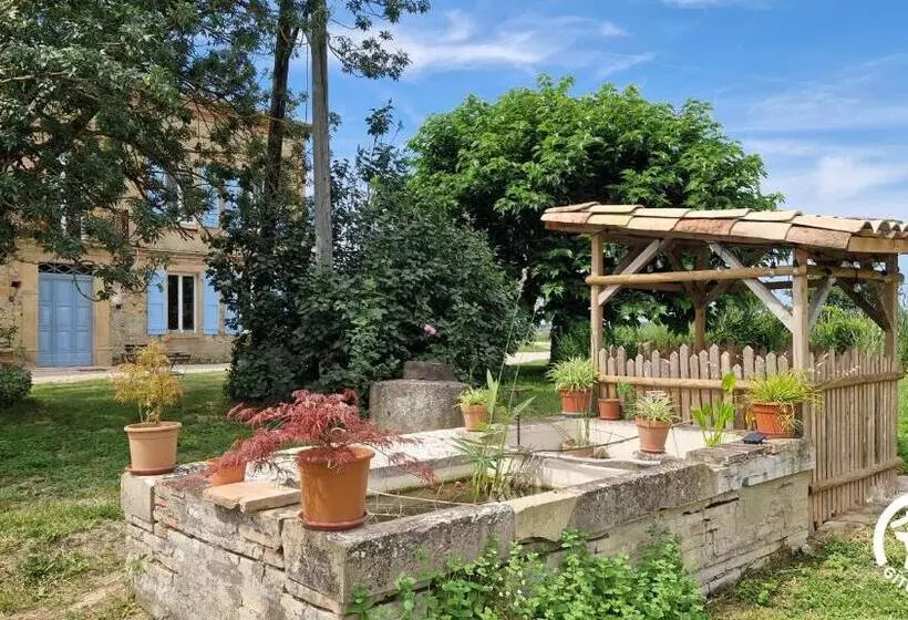 Aamiaismajoitus (B&B) Aux Roses De Cèdres