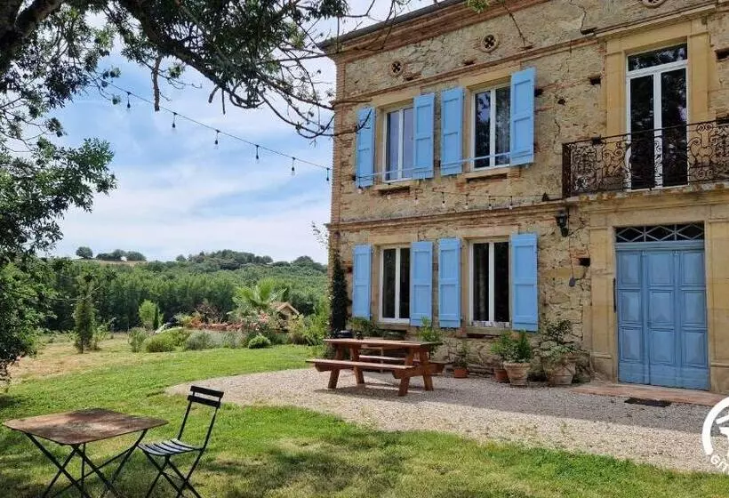 Aamiaismajoitus (B&B) Aux Roses De Cèdres