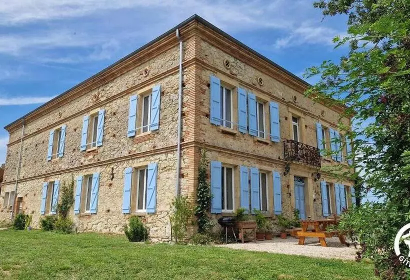 Aamiaismajoitus (B&B) Aux Roses De Cèdres