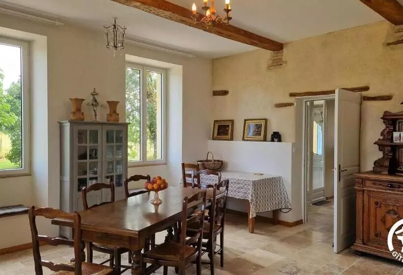 Aamiaismajoitus (B&B) Aux Roses De Cèdres