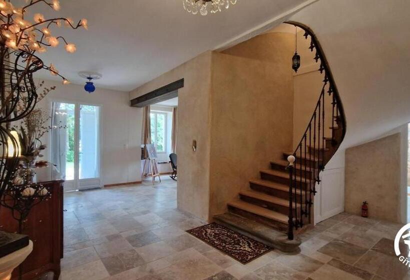 تختخواب و صبحانه Aux Roses De Cèdres