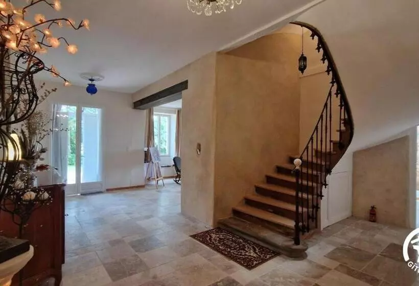 Aamiaismajoitus (B&B) Aux Roses De Cèdres