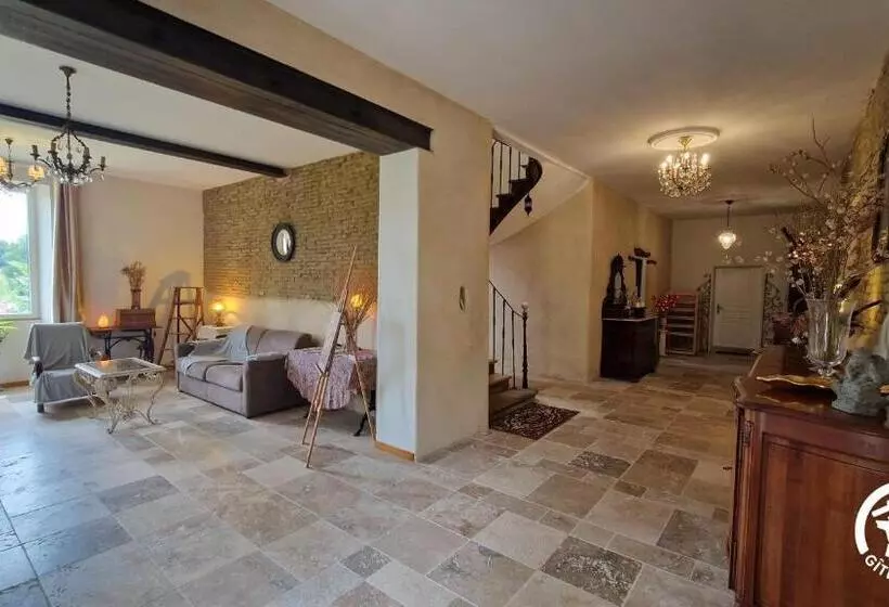 Aamiaismajoitus (B&B) Aux Roses De Cèdres