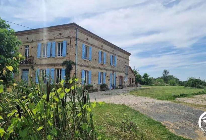 Aamiaismajoitus (B&B) Aux Roses De Cèdres