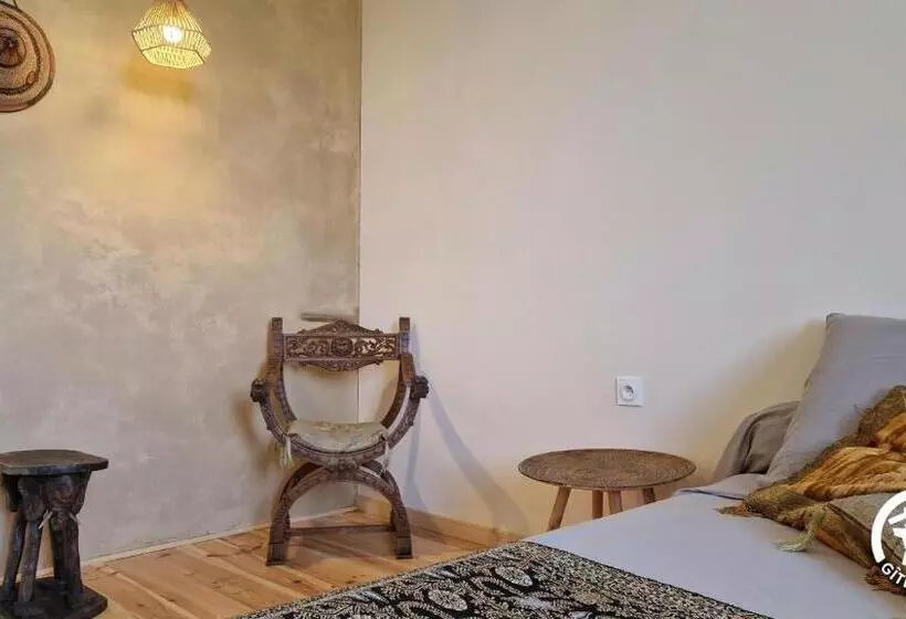 Aamiaismajoitus (B&B) Aux Roses De Cèdres