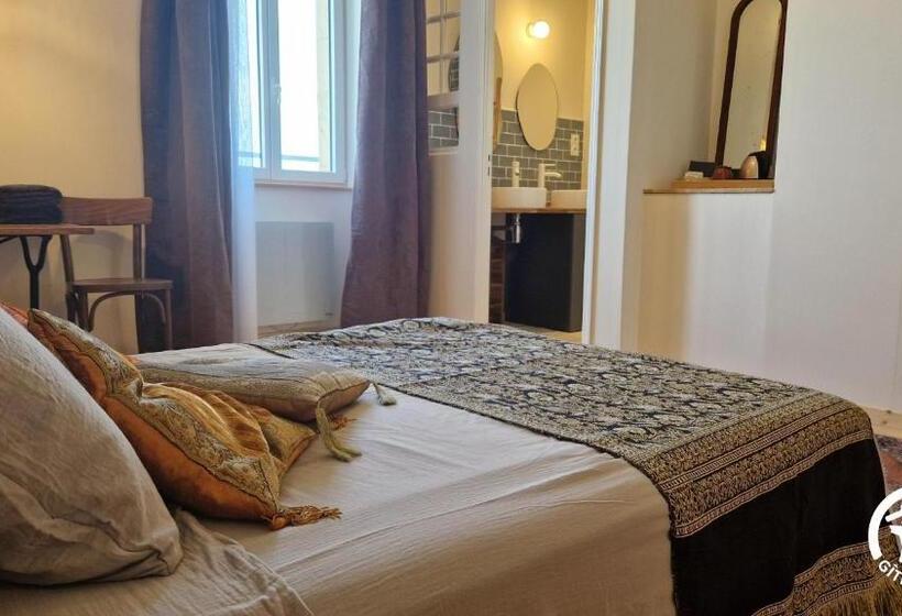 تختخواب و صبحانه Aux Roses De Cèdres