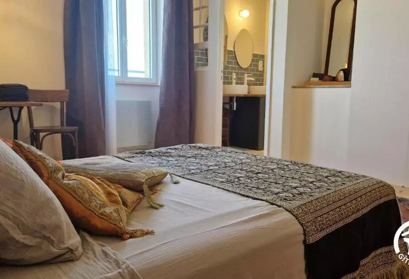 Aamiaismajoitus (B&B) Aux Roses De Cèdres