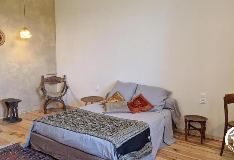 تختخواب و صبحانه Aux Roses De Cèdres