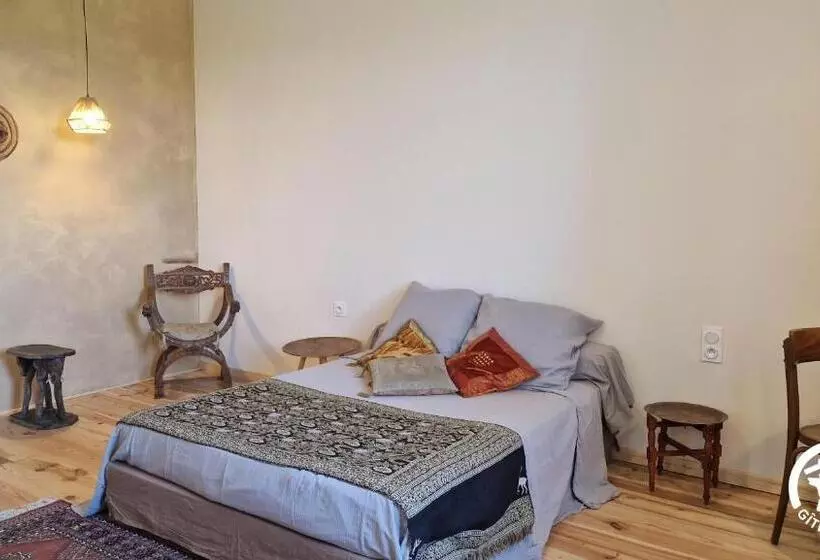 Aamiaismajoitus (B&B) Aux Roses De Cèdres