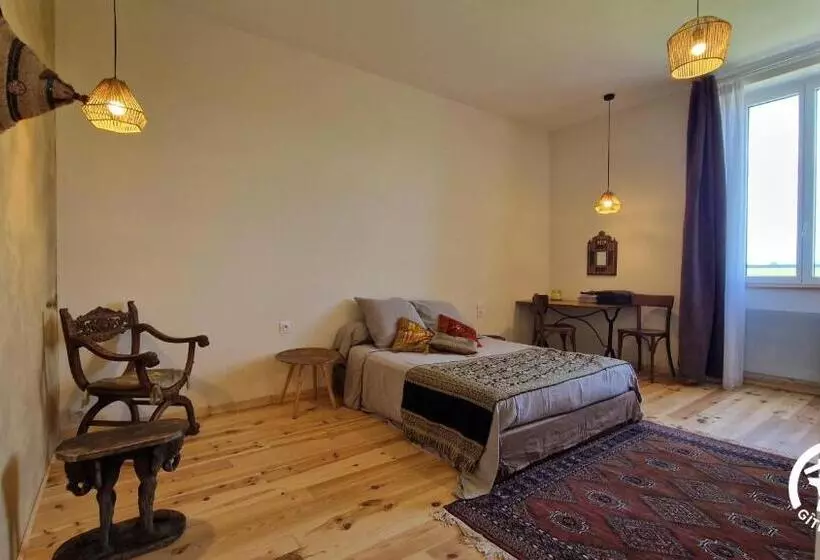 Aamiaismajoitus (B&B) Aux Roses De Cèdres