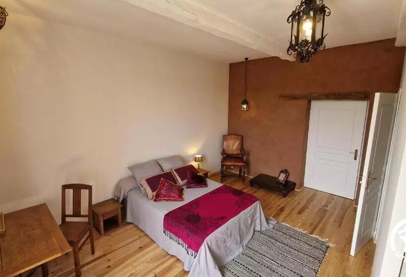 Aamiaismajoitus (B&B) Aux Roses De Cèdres