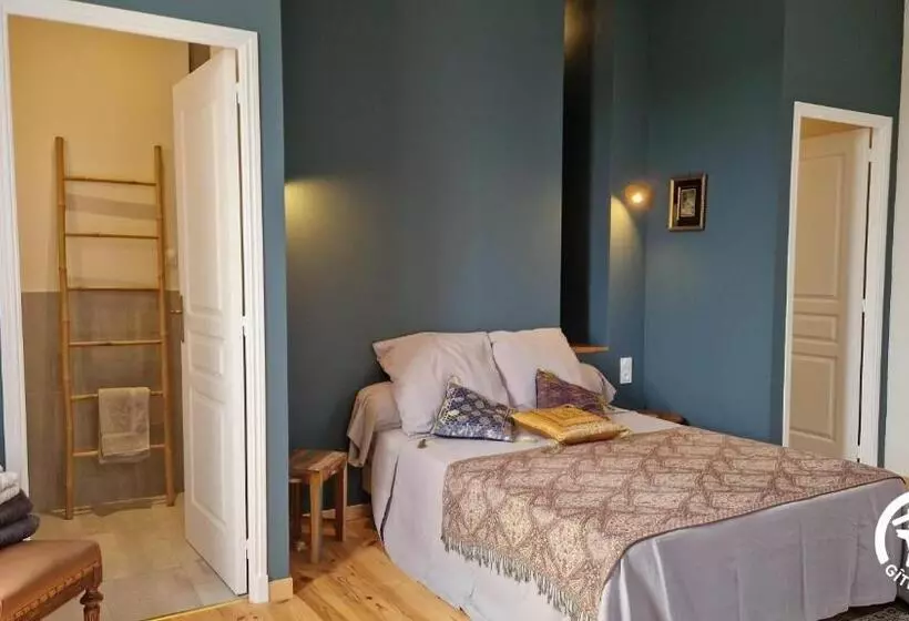 Aamiaismajoitus (B&B) Aux Roses De Cèdres