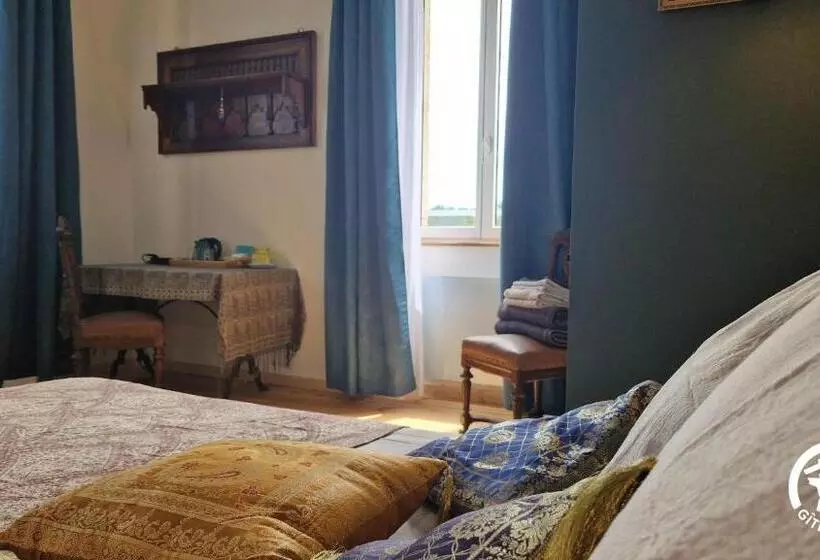 Aamiaismajoitus (B&B) Aux Roses De Cèdres