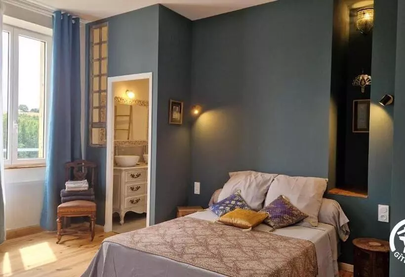 Aamiaismajoitus (B&B) Aux Roses De Cèdres