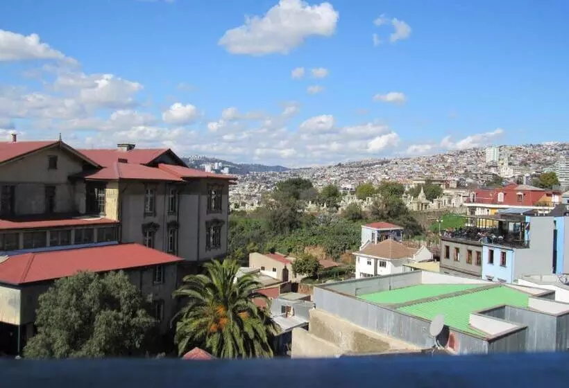 تختخواب و صبحانه Valparadise Hostel