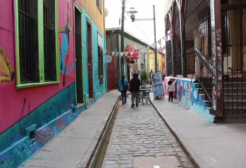 تختخواب و صبحانه Valparadise Hostel