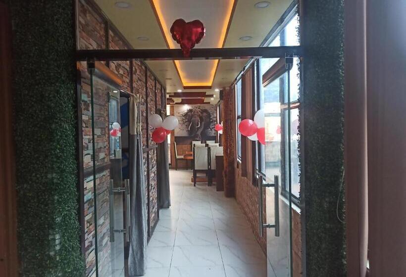 هتل Atithi The Food Palace And