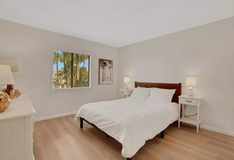 استراحتگاه Sugar Sand Sanctuary   Beach Condominium