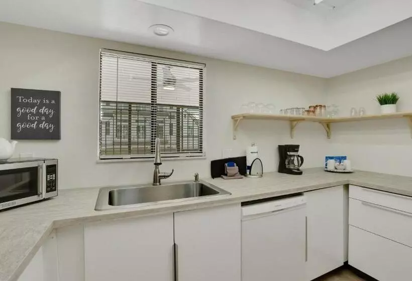 استراحتگاه Sugar Sand Sanctuary   Beach Condominium