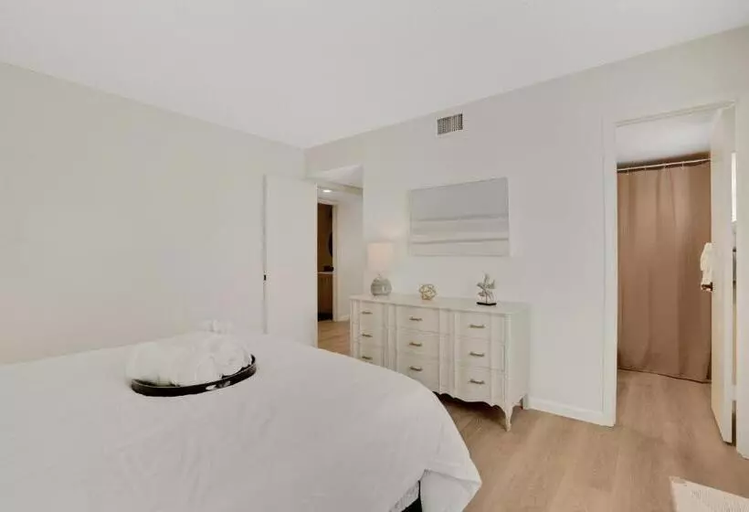 استراحتگاه Sugar Sand Sanctuary   Beach Condominium