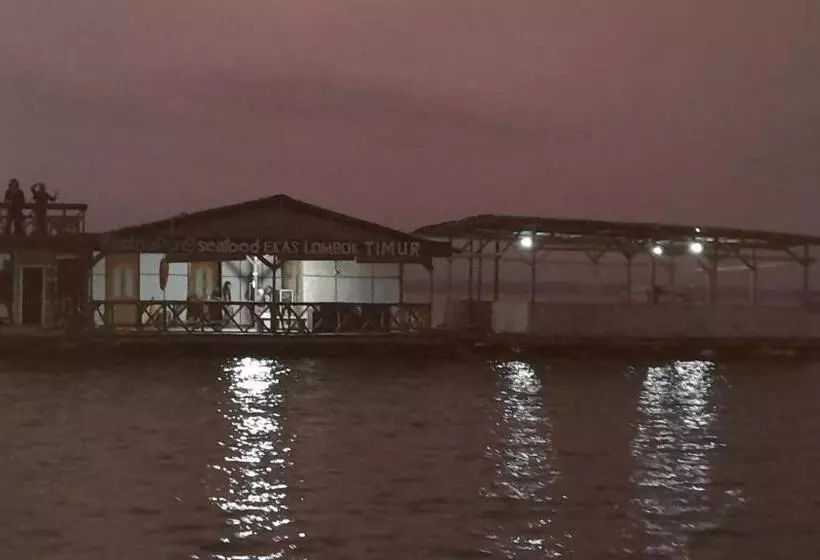 ペンション Ekas Beach Floating Room And Resto