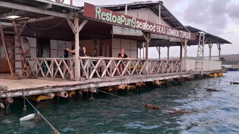 ペンション Ekas Beach Floating Room And Resto