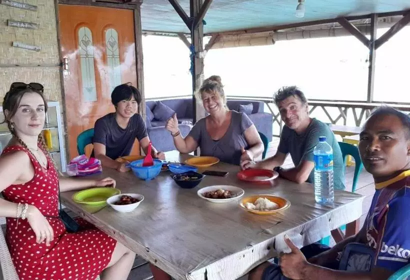 ペンション Ekas Beach Floating Room And Resto