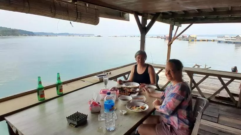 ペンション Ekas Beach Floating Room And Resto